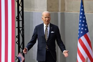 Biden declassato: «Debito Usa meno sicuro»