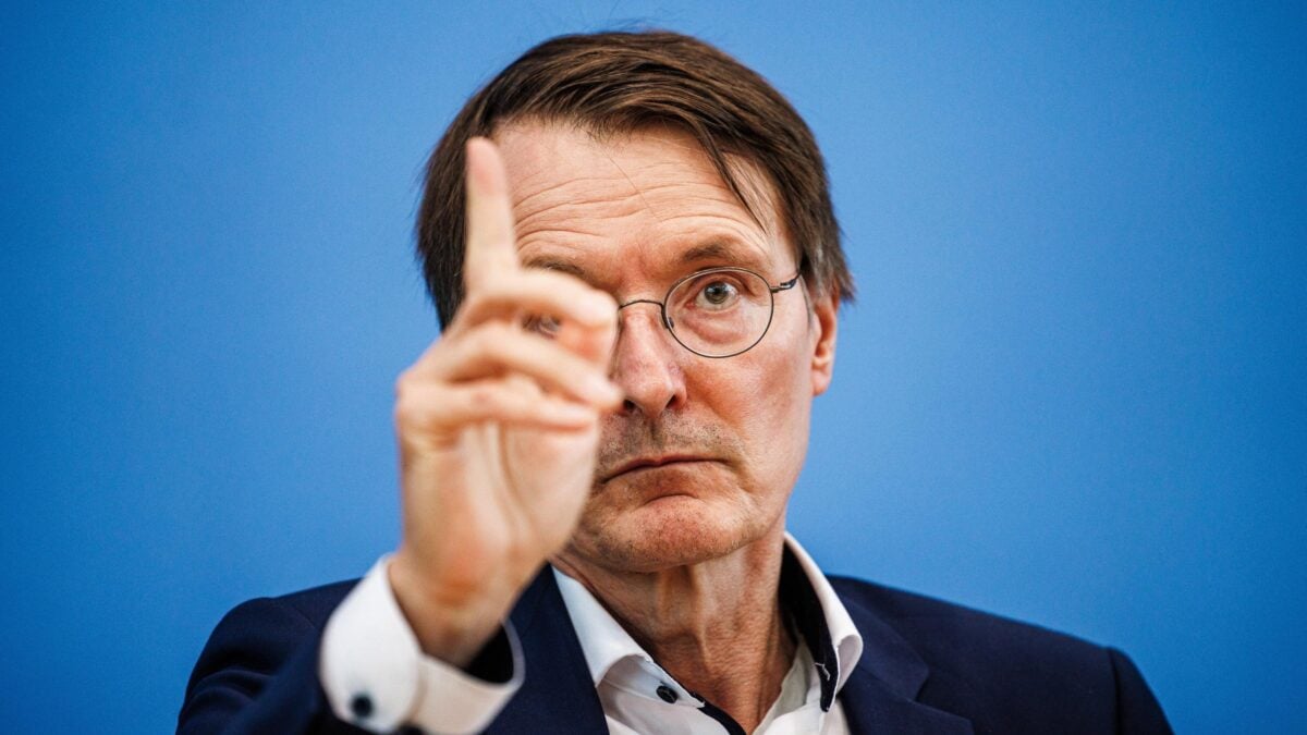 Il ministro che chiuse i tedeschi in casa ora tifa canna libera