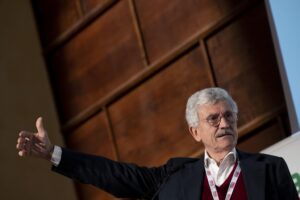 Soldi esteri sospetti e società fantasma per l’affare delle armi curato da D’Alema