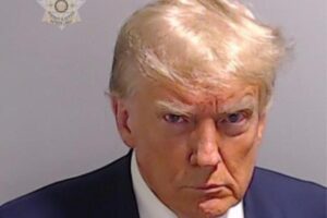 La foto in galera è il nuovo manifesto di Trump