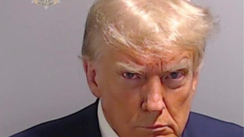 La foto in galera è il nuovo manifesto di Trump
