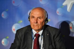 Lo scontro sul testo si sovrappone alla partita per la leadership Nato