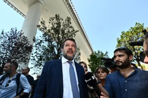 Salvini si schiera col generale