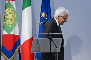 La manina di Mattarella nella guerra al generale