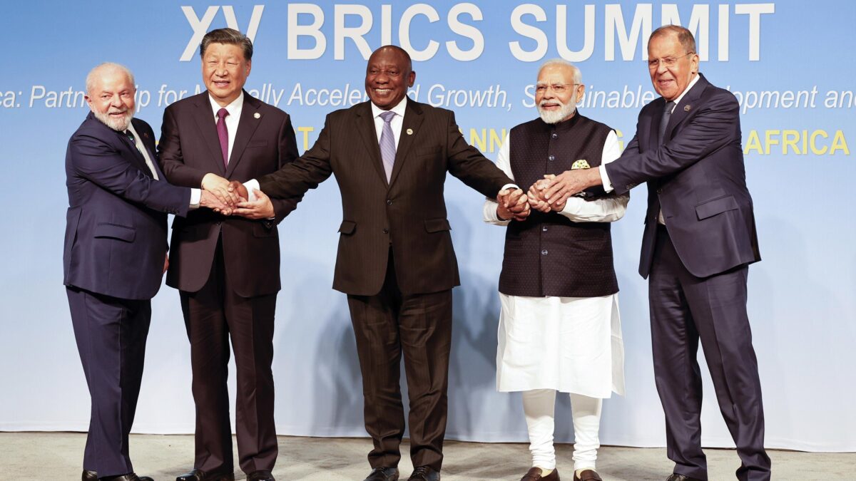 I Brics si allargano ad altri sei Stati. Ma sull’addio al dollaro c’è la frenata