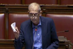 Se critichi il potere vai «isolato». È la democrazia per il «Corriere»