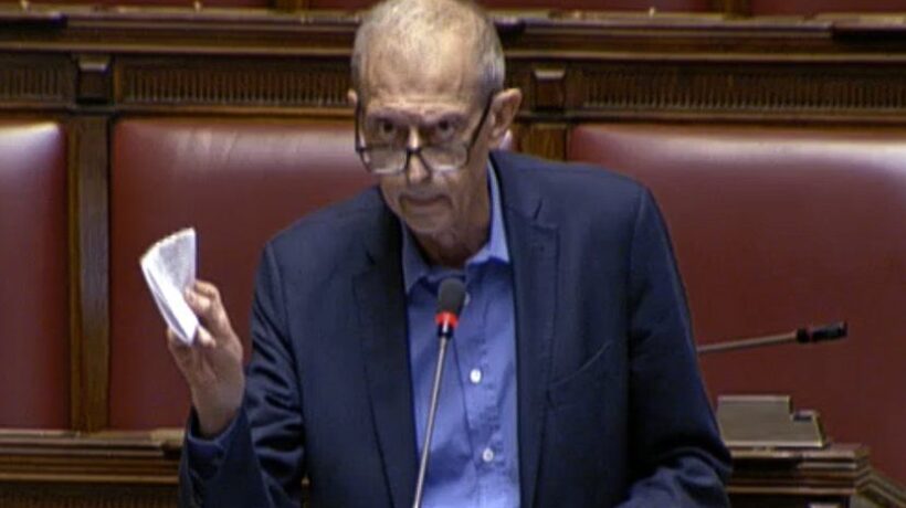 Se critichi il potere vai «isolato». È la democrazia per il «Corriere»