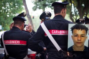 «Voleva fare i capelli per la concorrenza». I connazionali gli mozzano mani e testa