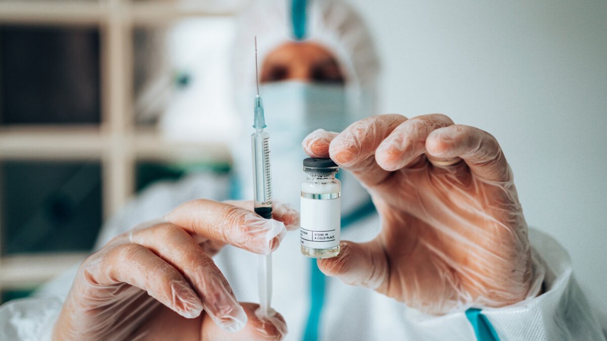 Zittiti i dubbi sui vecchi vaccini, ci martellano con quelli nuovi