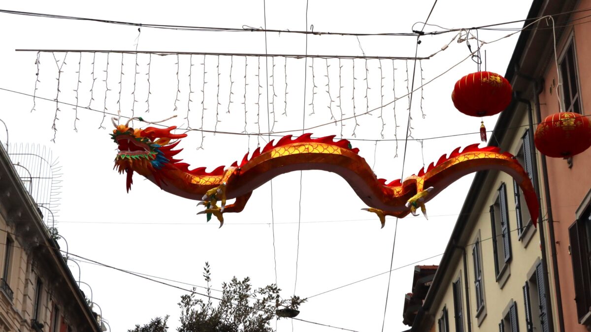 Fermate quel Dragone. Così la Cina ci conquista