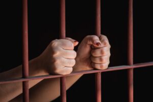 Trans finisce nel carcere femminile e mette incinta la compagna di cella