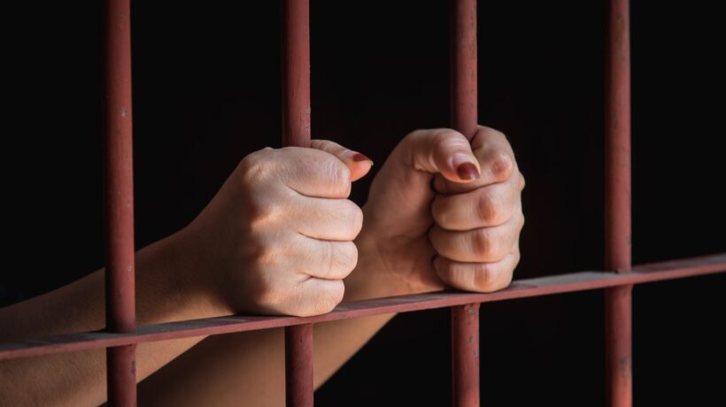 Trans finisce nel carcere femminile e mette incinta la compagna di cella