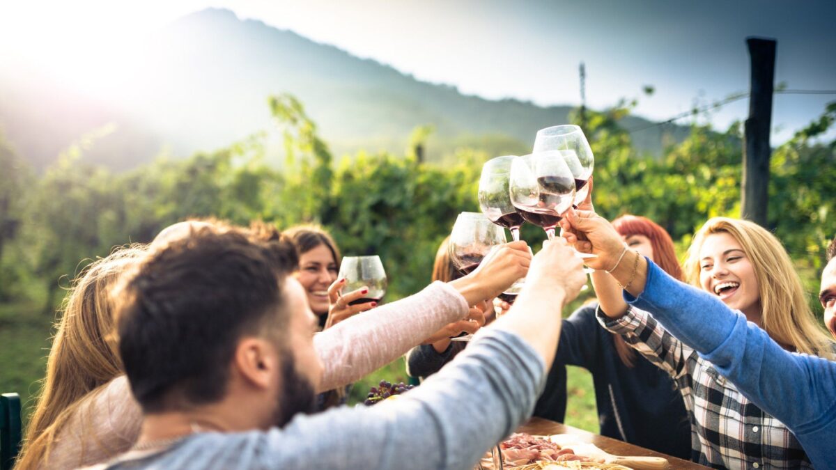 Dieci esperienze all’aperto da gustarsi insieme a un buon aperitivo