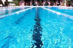 Arriva la stangata anche in piscina: dopo l’estate corsi rincarati del 22%