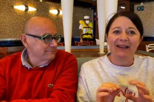 Le pillole di galateo di Petra e Carlo: le regole del self service