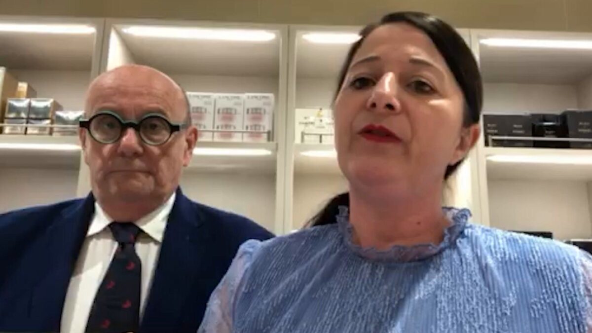 Le pillole di galateo di Petra e Carlo: l’uso del profumo