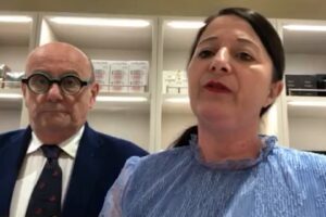 Le pillole di galateo di Petra e Carlo: l’uso del profumo