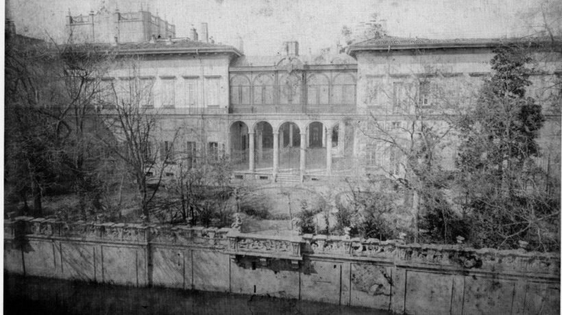 Via Cerva, quello che fu il palazzo Visconti prima del crollo del 1943.