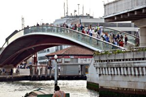 Venezia, centinaia di persone aggredite da un moldavo. La polizia non può arrestarlo