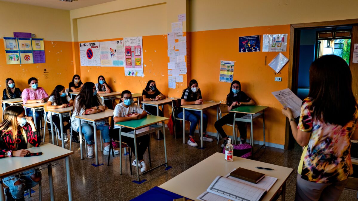 Le aule crollano sugli studenti e loro gli danno le mascherine