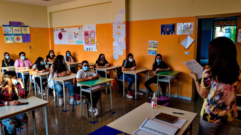 Le aule crollano sugli studenti e loro gli danno le mascherine