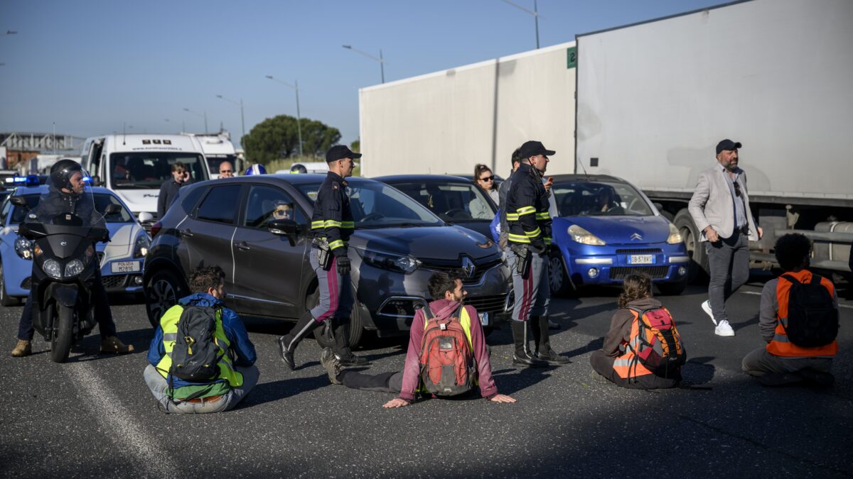 Eco-vandali pronti alla rivoluzione: «Soldi a chi blocca le autostrade»