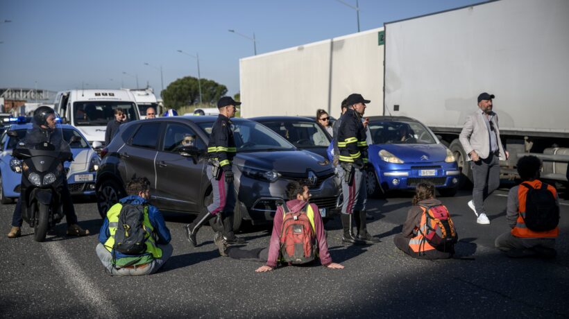 Eco-vandali pronti alla rivoluzione: «Soldi a chi blocca le autostrade»