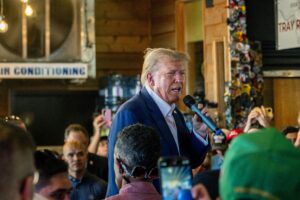 Trump smonta il sogno auto elettrica e punta a conquistare il voto operaio