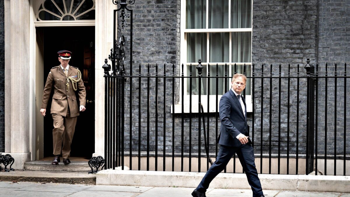 «Pochi soldi per le armi»: rimpasto a Londra