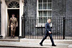 «Pochi soldi per le armi»: rimpasto a Londra
