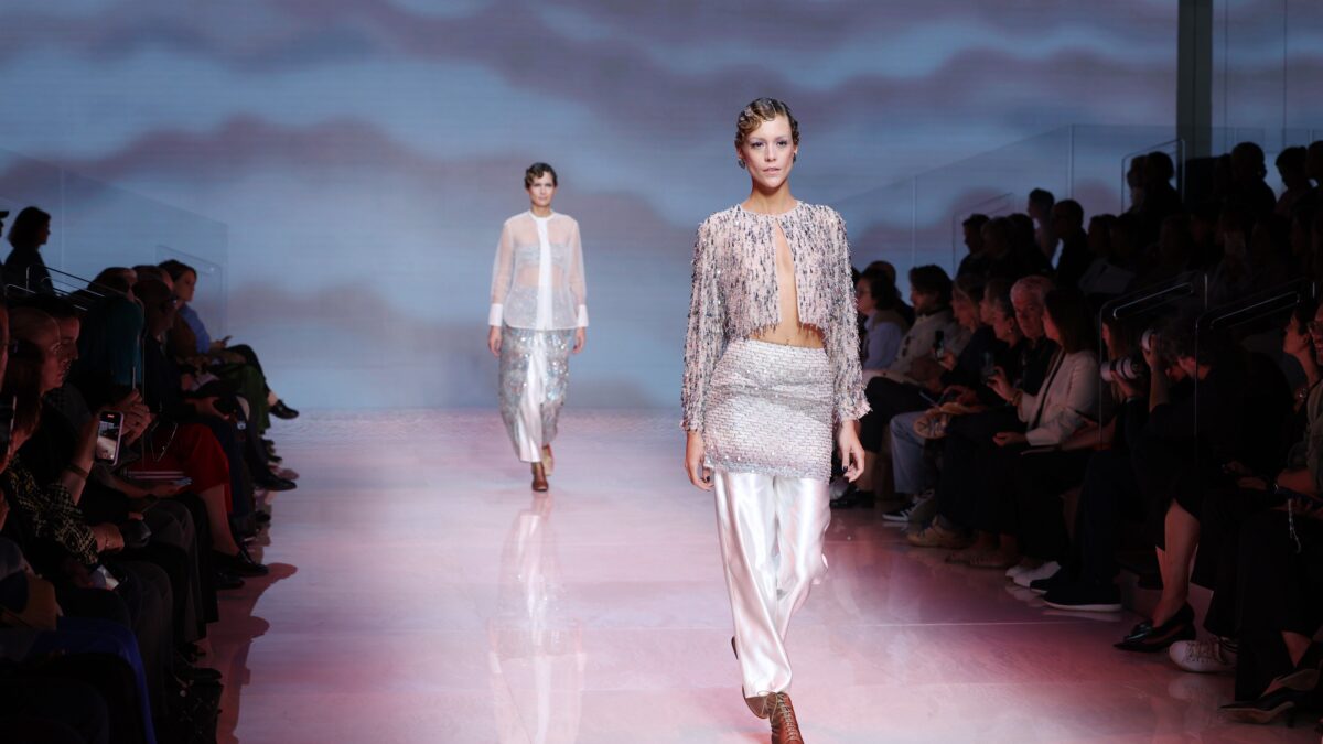 La donna di Armani è vibrazioni e normalità