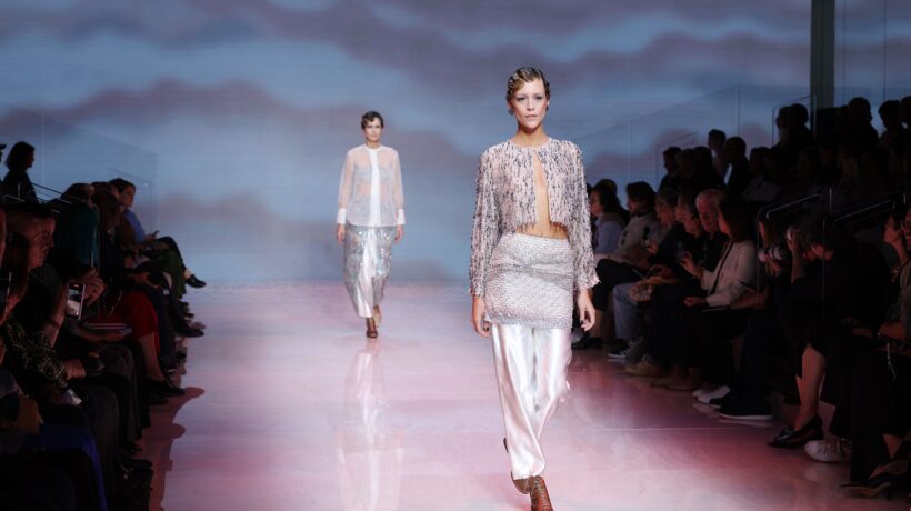 La donna di Armani è vibrazioni e normalità