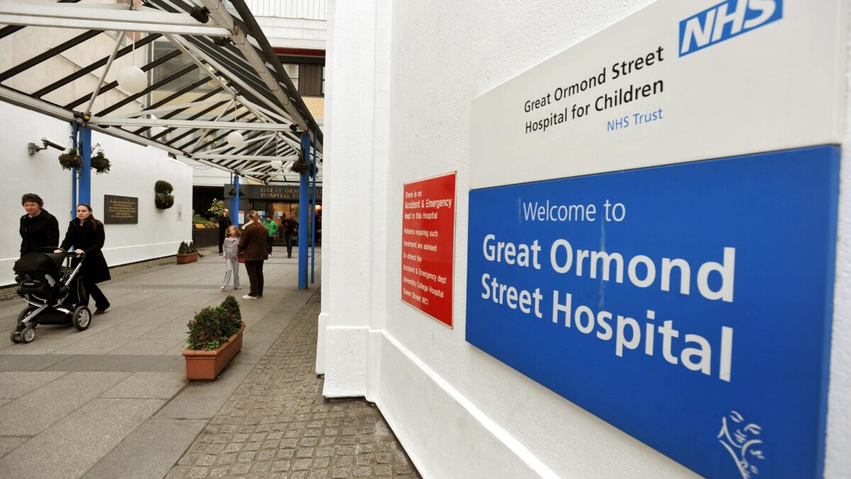 Nell’ospedale pediatrico di Londra è vietato dire «uomo» e «donna»