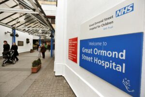 Nell’ospedale pediatrico di Londra è vietato dire «uomo» e «donna»