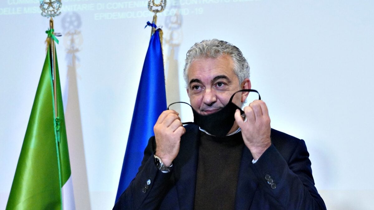 Mascherine farlocche, il mediatore patteggia e mette nei guai Arcuri