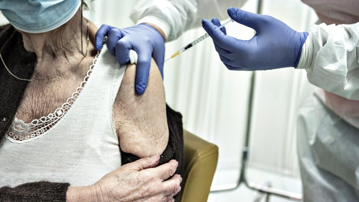 Caos vaccini Covid nelle Rsa. Silenzio sugli effetti avversi