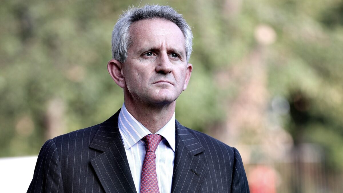 Mediobanca, il duello arriva fino in Bce. E l’esecutivo si sfila