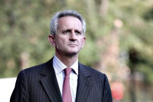 Mediobanca, il duello arriva fino in Bce. E l’esecutivo si sfila