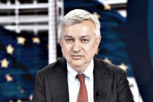 «Repubblica» tifa la censura globale alla vigilia del voto in Ue e Stati Uniti