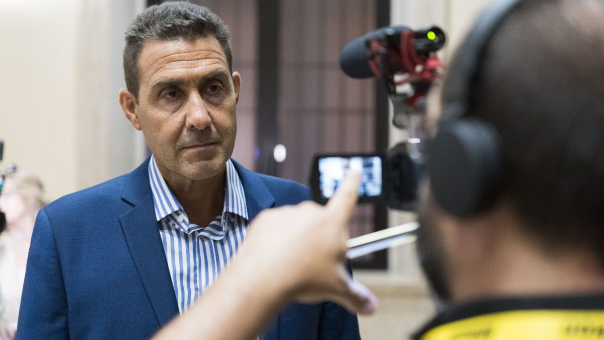 I media in tilt su Vannacci: «Parla da vecchio Dc». «No, è solo un estremista»
