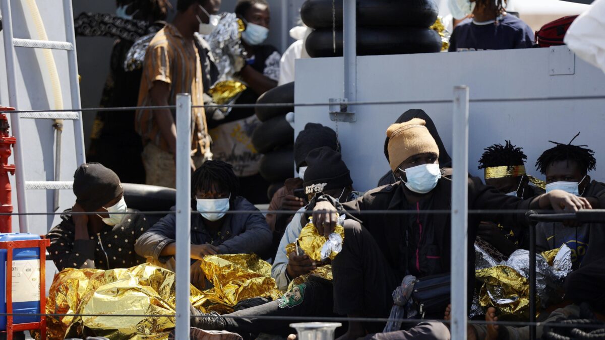 Sbarchi incontrollati, arrivano i negazionisti