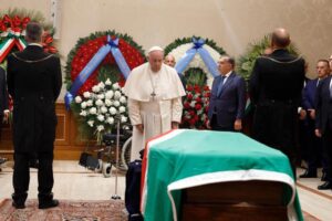 Camera ardente ed esequie laiche. Ma il Papa corre a salutare Napolitano