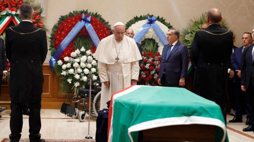Camera ardente ed esequie laiche. Ma il Papa corre a salutare Napolitano