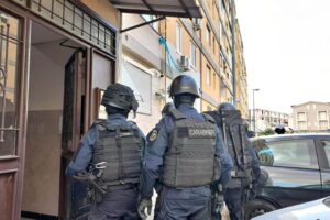 Maxi blitz nel Parco Verde: demolite le piazze di spaccio. La Meloni: «È solo l’inizio»