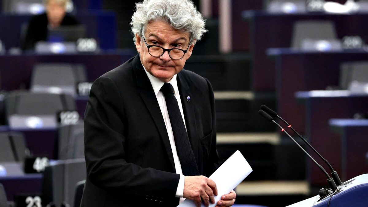 L’Ue manderà un tutor nelle scuole per insegnare l’autocensura ai bimbi