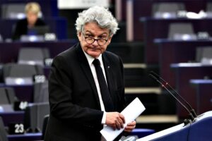 L’Ue manderà un tutor nelle scuole per insegnare l’autocensura ai bimbi