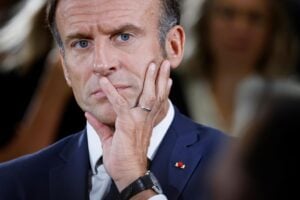 La débâcle europea ha la firma di Macron. Roma faccia da sola