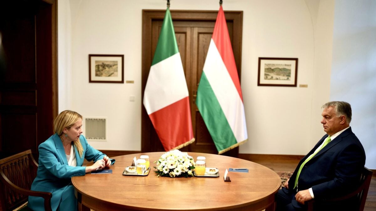 La Meloni da Orbán: «La popolazione cresce con i figli, non con i migranti»