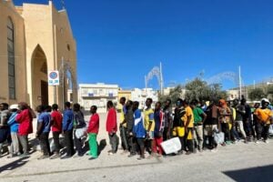 Tutti alzano muri anti migranti  ma picconano il nostro