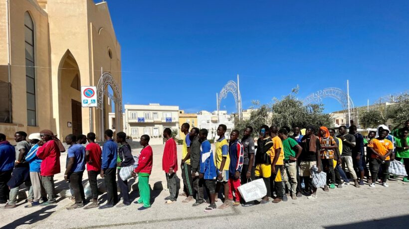 Tutti alzano muri anti migranti  ma picconano il nostro